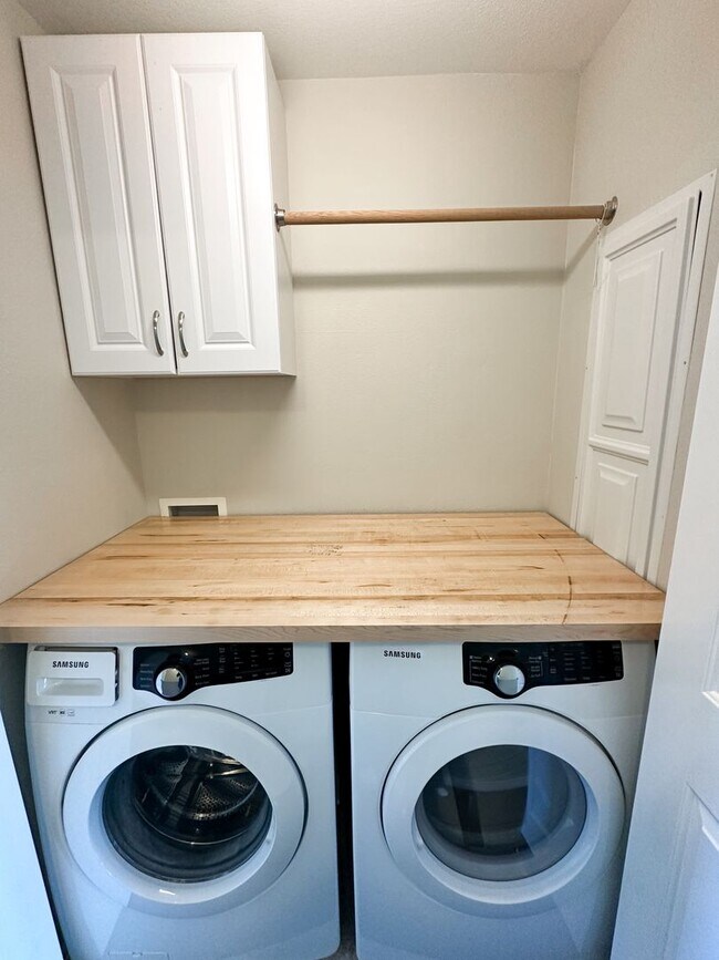 Building Photo - Beautiful Duplex, High End Finishes with L...