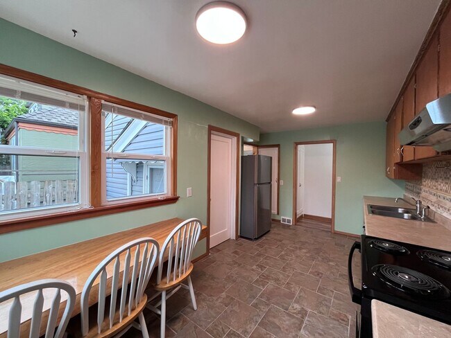Building Photo - Charming Bremerton Home with Fenced Yard