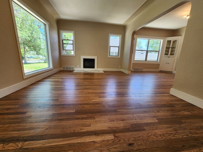 Building Photo - Completely remodeled 5 bed 2 bath home