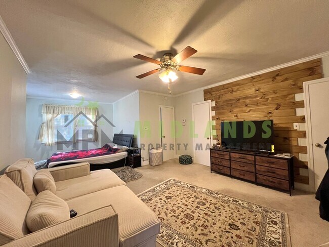 Building Photo - 2417B Clark Street