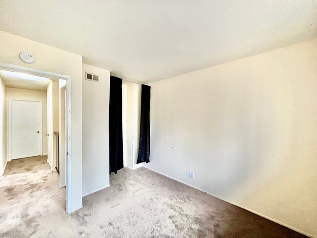 Building Photo - Amazing 3B/1.5BA condo with reserved parki...