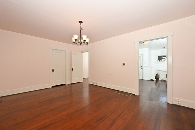 Building Photo - Charming 1BR/1BA Main Floor View Unit in Desired Neighborhood (Sunset Hill)