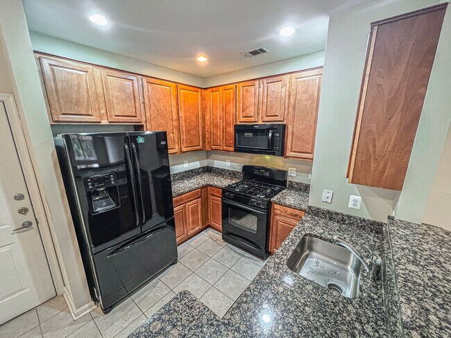 Building Photo - Sunny 1 Bed 1 Bath Condo In Beautiful Fairfax Ridge Condo