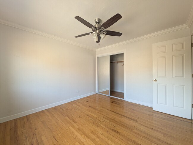 Building Photo - 2704 W Lunt Ave