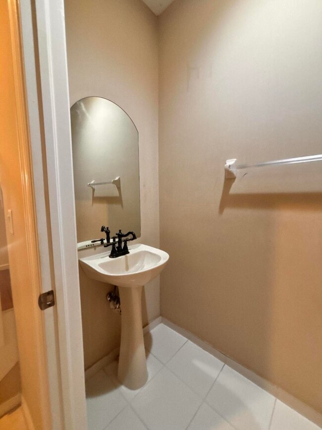 Building Photo - 266 River Bluff Ln