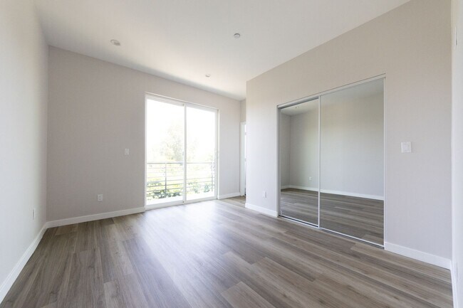 Building Photo - Designer-inspired, tri-level townhome offe...
