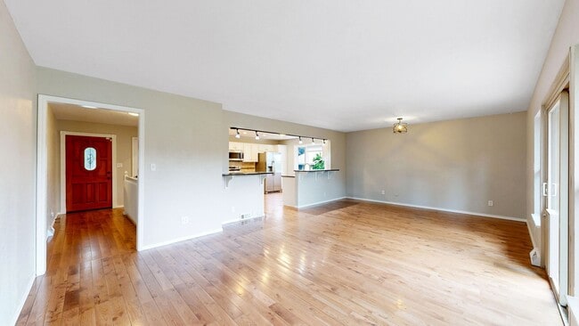 Building Photo - Amazing 4 Bed/3 Bath SFH Backing to Walnut...