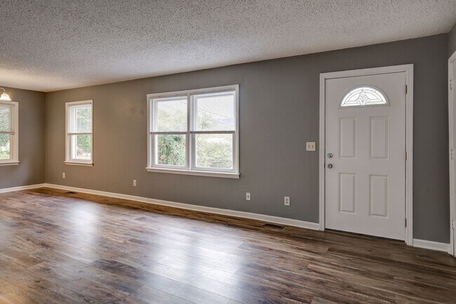Building Photo - Newly Renovated 3 Bedroom Rental in Johnso...