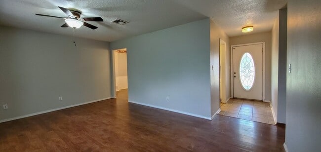 Building Photo - 3 Bedroom 1.5 Bath with Garage