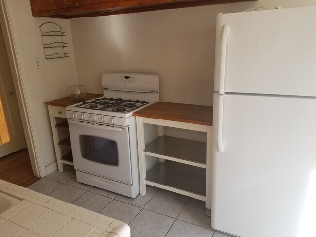 Building Photo - 464 N Orange Grove Ave