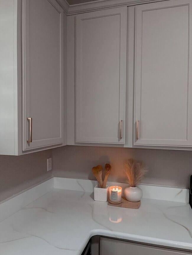 Building Photo - Beautiful Townhouse