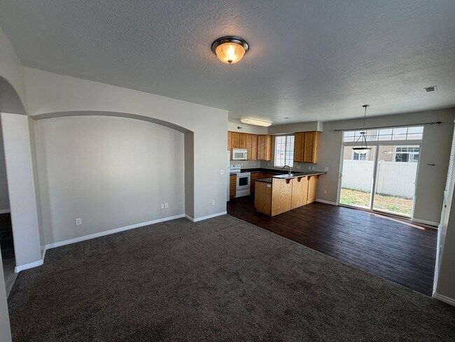 Building Photo - 977 Chelsea Ln