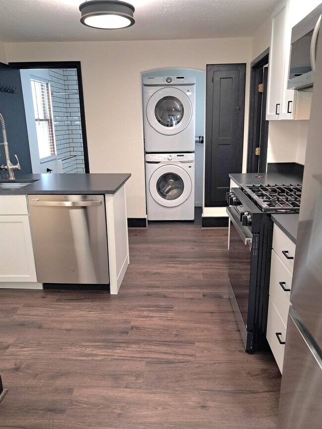 Building Photo - 42 Bowery St