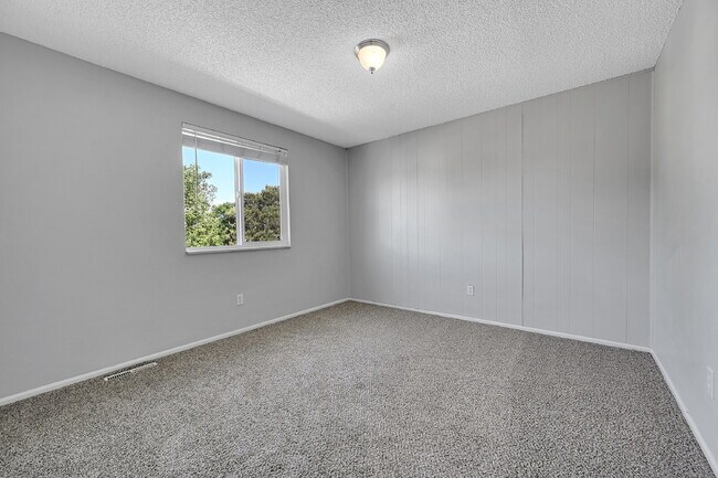 Building Photo - $2,895 - 3 Bed, 2.5 Bath Home with Central...