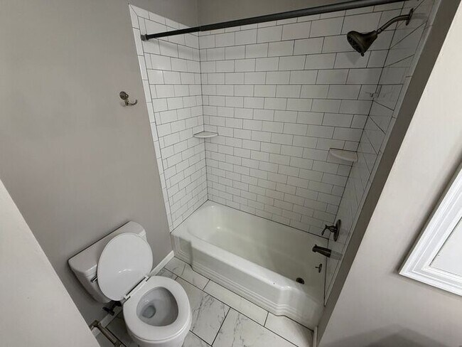 Building Photo - 3BR/2BA w/ Finished Basement + Fenced Yard in Raytown