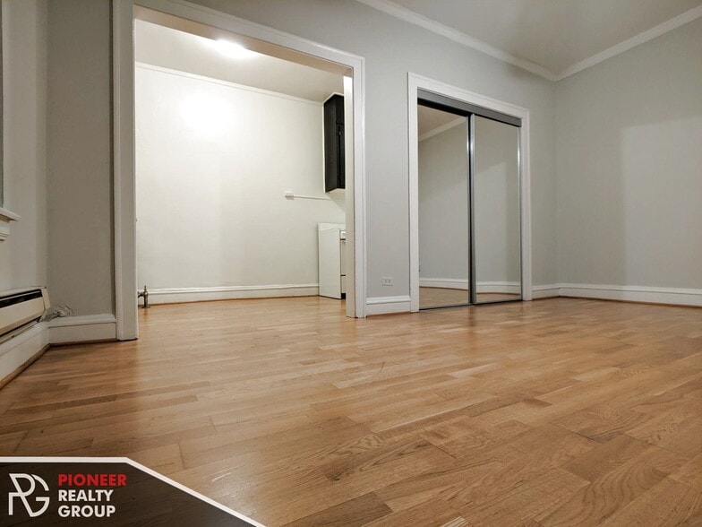 Building Photo - 4635 N Paulina St