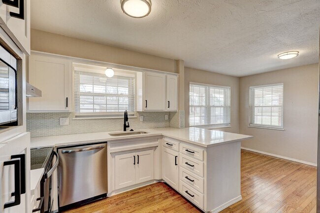 Building Photo - 206 Del Mar Dr