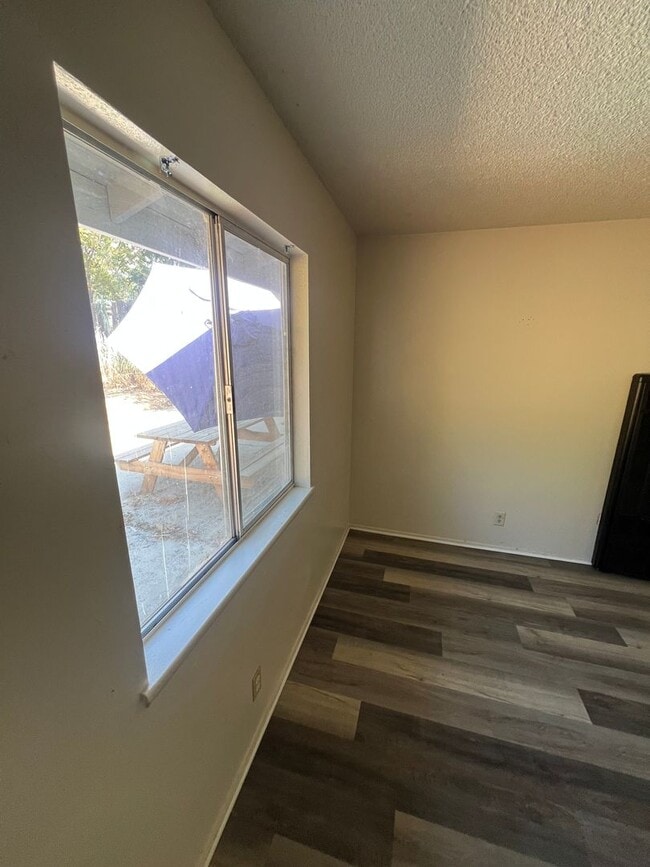 Building Photo - Oroville one bed one bath duplex for rent.