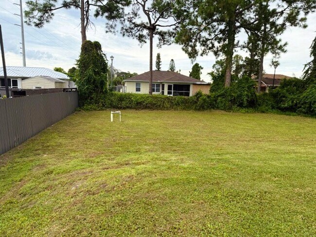 Building Photo - Spacious 3 Bed / 2 Bath Home with Large Ba...