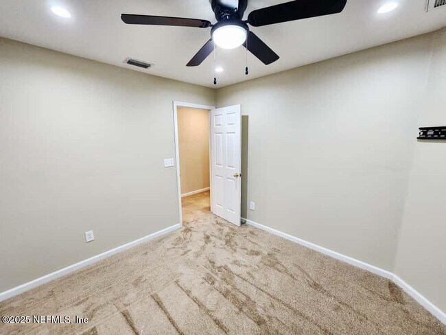 Building Photo - 6844 Misty View Dr