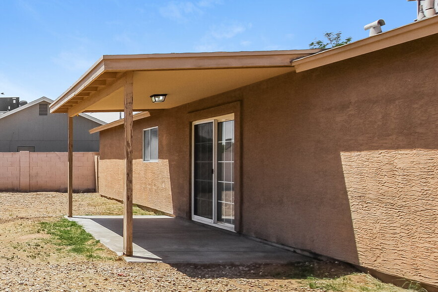 Building Photo - 305 E Gardenia Dr