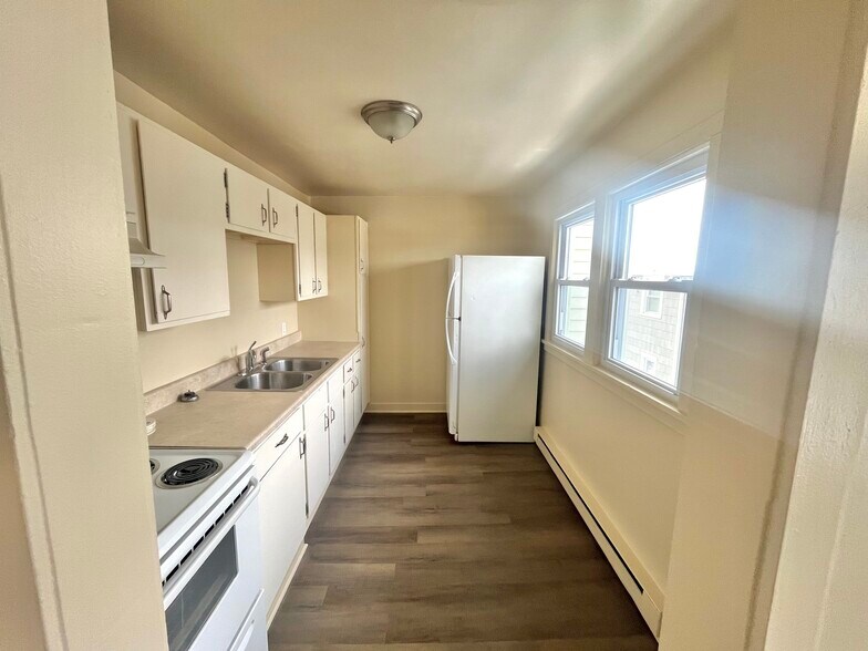 Kitchen - 1159 E Main St