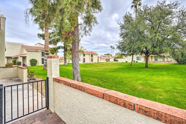 Building Photo - 7833 E Foxmore Ln