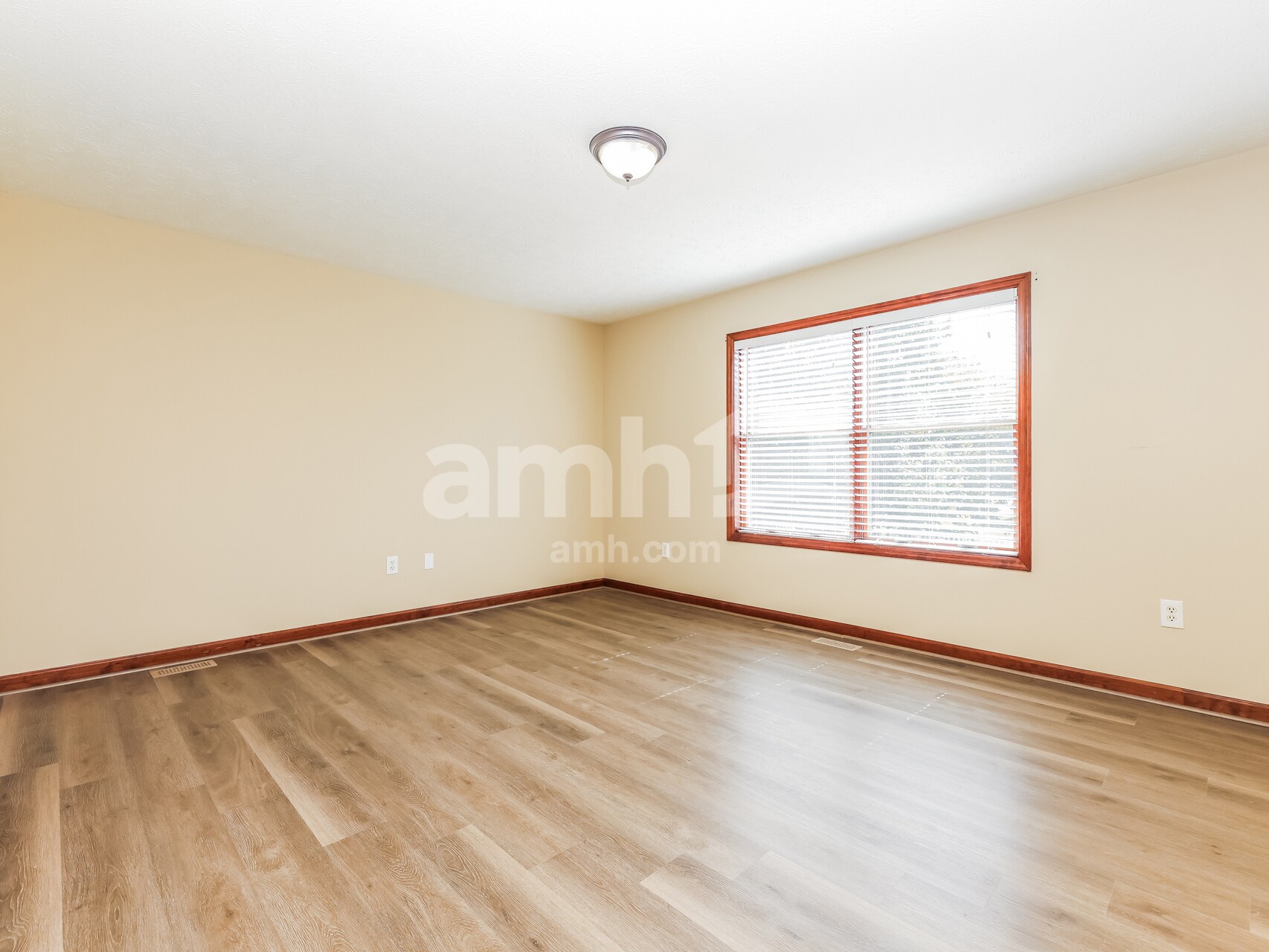Building Photo - 5692 Cottonwood Ct