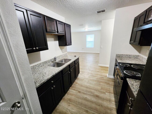 Building Photo - 514 E 63rd St