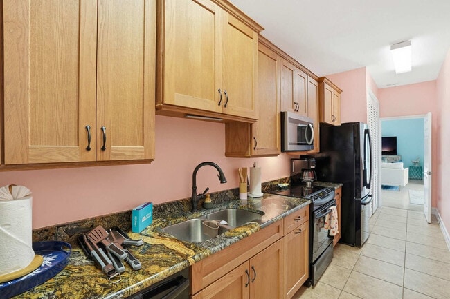 Building Photo - 3011 Pine Tree Dr