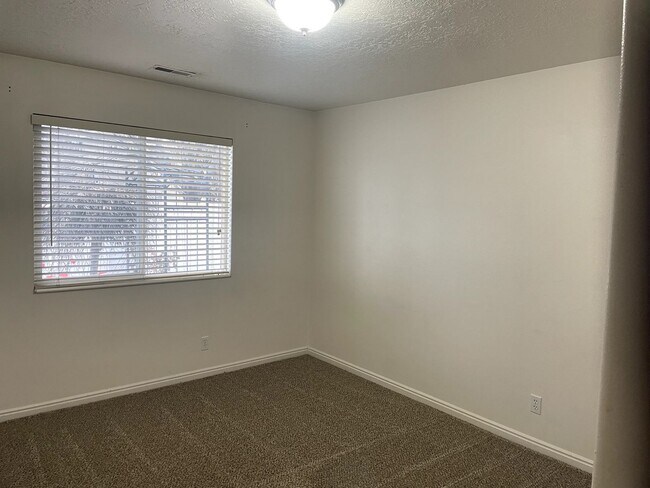 Building Photo - Provo 4bd 3ba Twin-home with Main Floor Master!