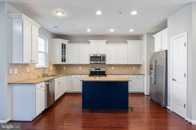 Building Photo - 844 Oriole Ave