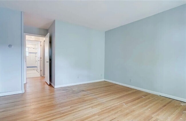 Building Photo - 2434 East Ave