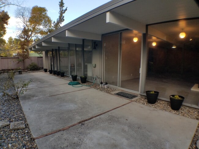 Building Photo - Eichler home near downtown Walnut Creek