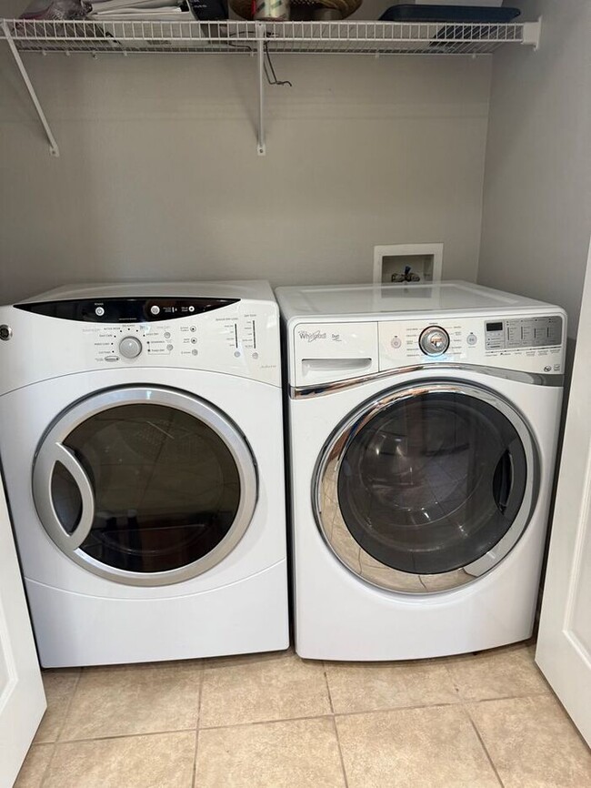 Building Photo - 3BR 2BA w/ Screened Patio + Pool/Gym Access in Gated Villa Serena