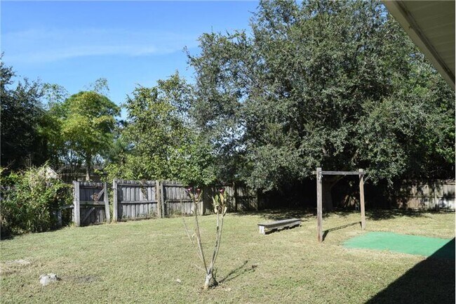 Building Photo - 920 SW Capri St