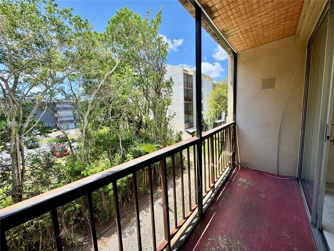Building Photo - 8810 Fontainebleau Blvd