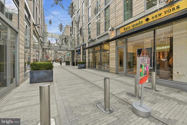 Building Photo - 916 G St NW