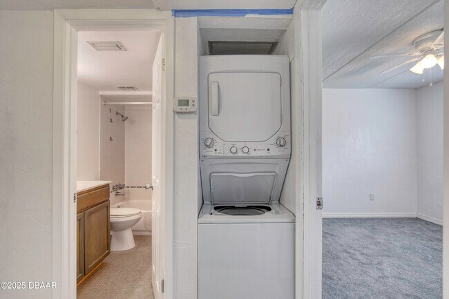 Building Photo - 400 Oakridge Blvd