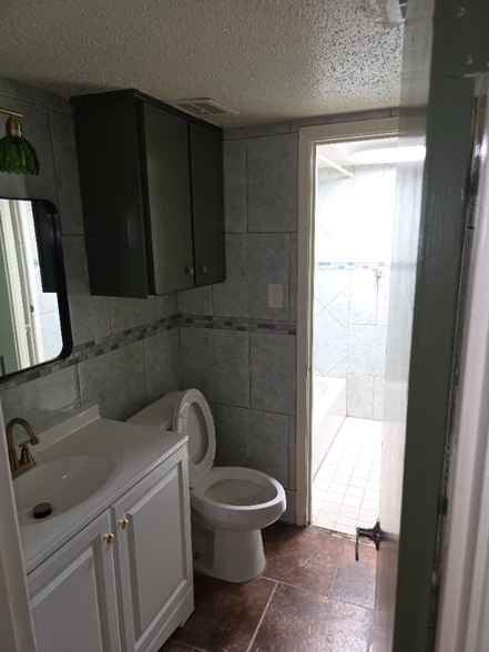 Building Photo - 115 W Koenig Ln