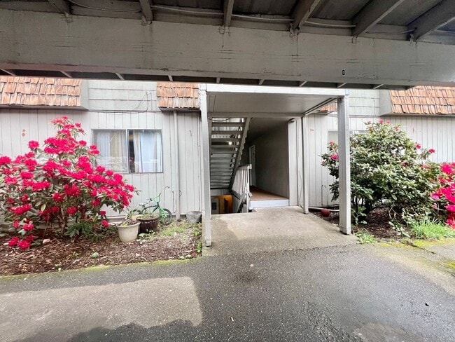 Building Photo - Ground-Level Unit in a Fourplex Near Tacoma Mall
