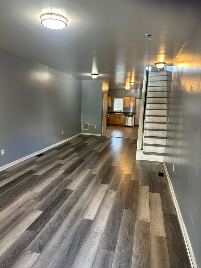 Building Photo - 425 N Milton Ave