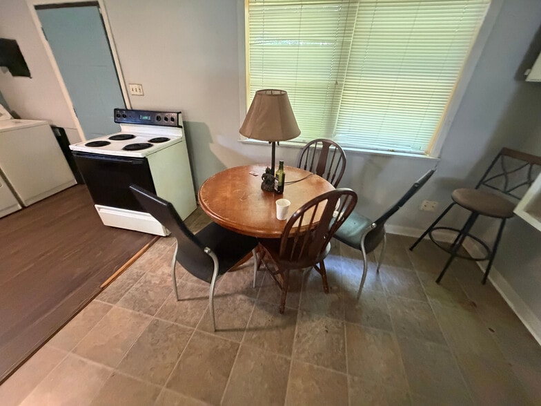 Building Photo - Room in House on Longleaf Dr