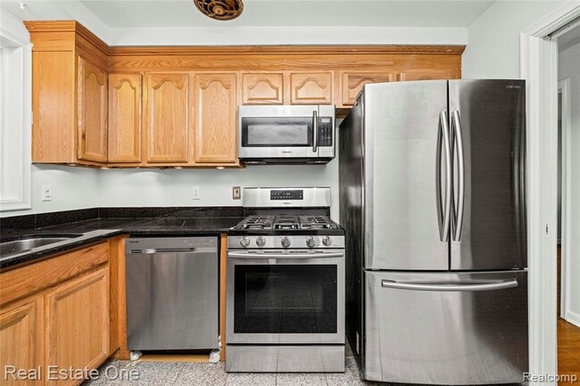 Building Photo - 2360 Pine View Dr