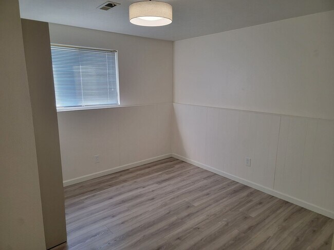 Building Photo - Great update 4-Bedroom Home On The South H...