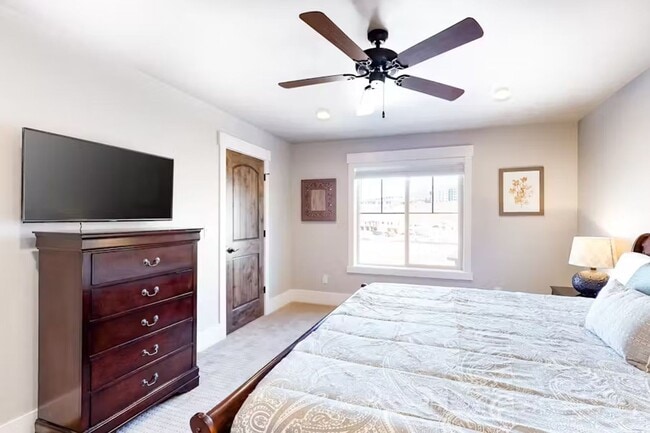 Building Photo - Clean 3 Bedroom Furnished Park's Edge Townhouse with A/C and 2 Car Garage