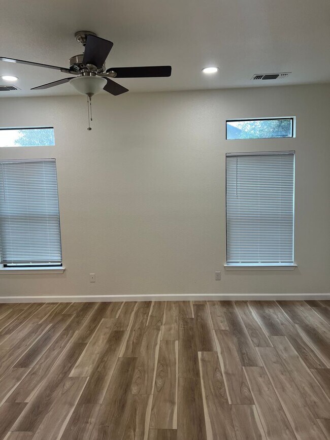 Building Photo - Beautiful Family Home