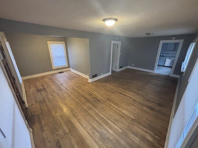 Building Photo - "Charming 2-Bed Duplex Gem in Grand Rapids – Perfect Location on Quarry Ave!"