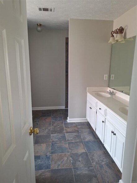 Building Photo - 6309 Scenic Dr