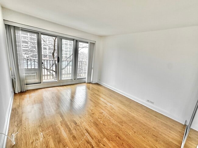 Building Photo - 1960 N Lincoln Park W